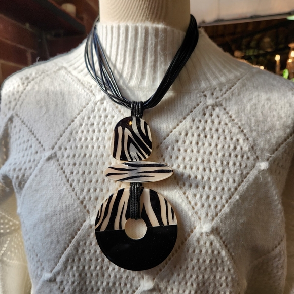 Reversible Black and White Statement Necklace - Picture 13 of 16